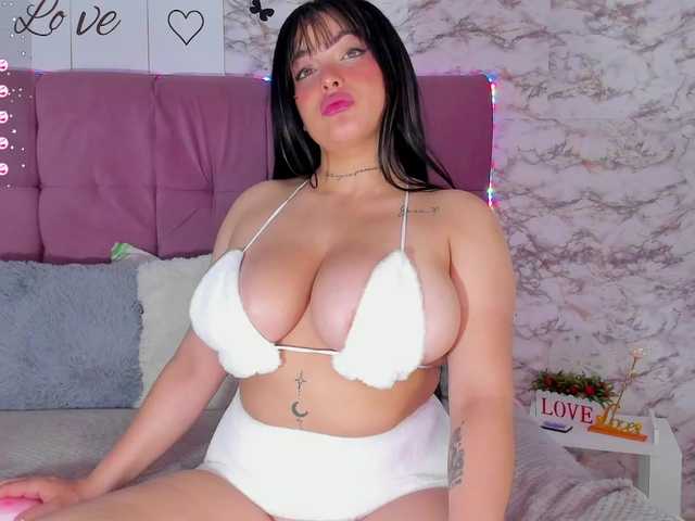 תמונות Valerie-Baker I am the horny busty that you were looking for so much, do you want to see how I bounce on top of you? ♥#latina #bigboobs #bigass #lovense #anal #squirt